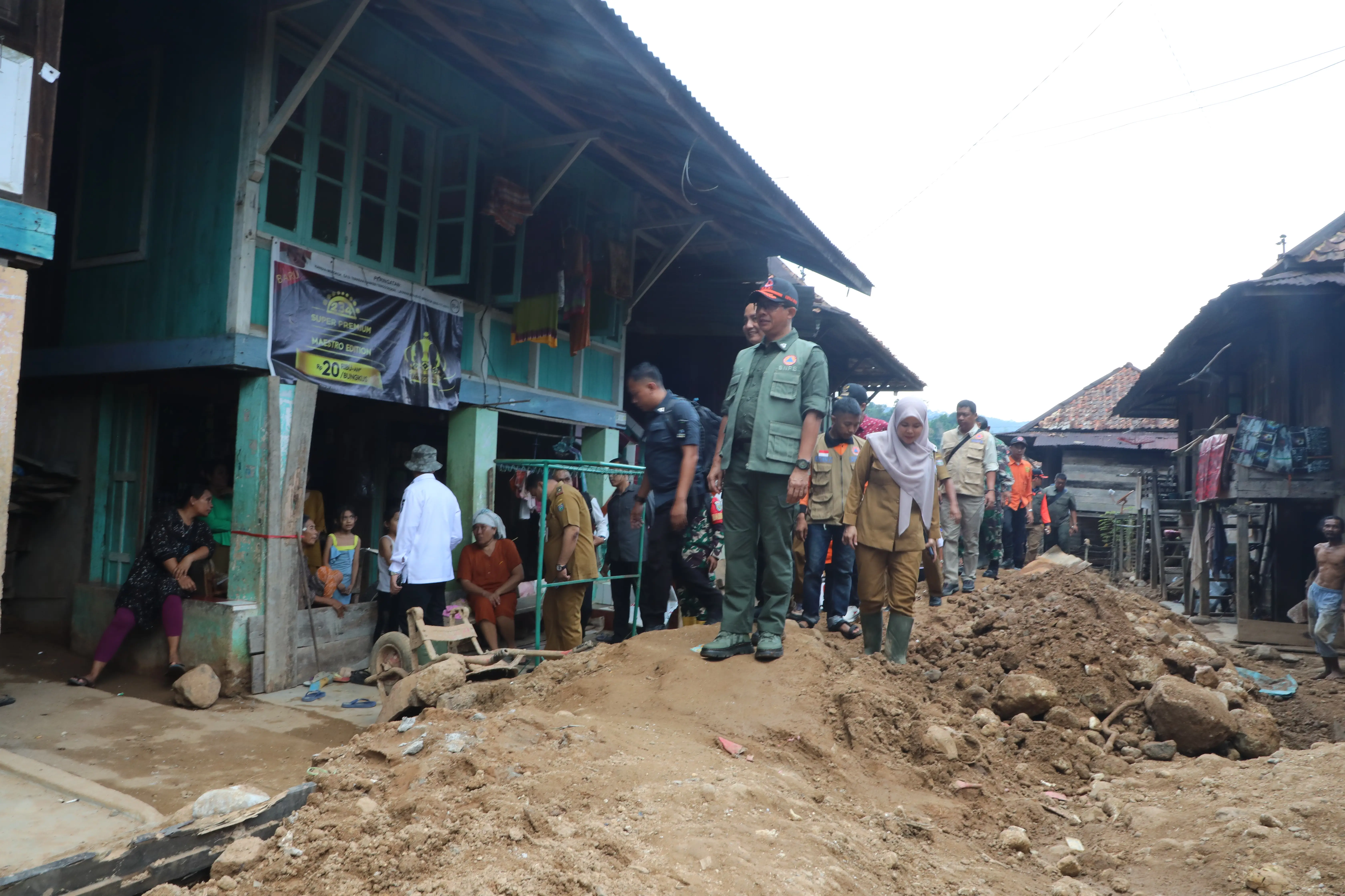 Kepala BNPB Letnan Jenderal TNI Suharyanto, S.Sos., M.M., melakukan kunjungan kerja ke Kabupaten Ogan Komering Ulu (OKU), pada Selasa (28/5). Pada kunjungan kerja tersebut Kepala BNPB meninjau lokasi terdampak banjir dan longsor di Desa Mendingin, Kecamatan Ulu Ogan, Kabupaten OKU. 